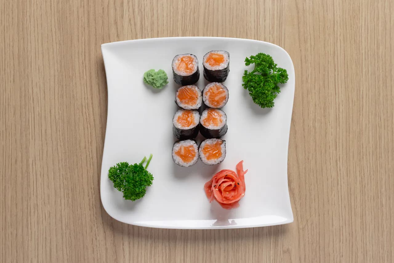 Salmon maki rolls